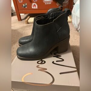 Women’s Crown Vintage Hashel bootie, size 7M